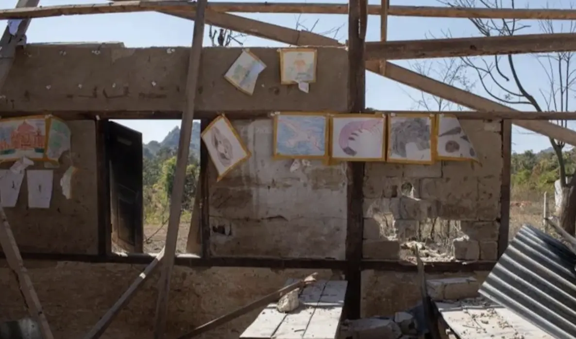 ▲緬甸軍機狂轟學校，近期再度造成22人死亡。（圖／翻攝自The Guardian@Myo Satt Hla Thaw）