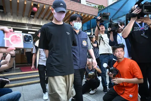 舞台劇演員黃博石也涉入閃兵案遭檢警帶回偵訊,下午移送新北地檢署複訊。(圖/記者林調遜攝) ▲舞台劇演員黃博石也涉入閃兵案遭檢警帶回偵訊,下午移送新北地檢署複訊。(圖/記者林調遜攝)