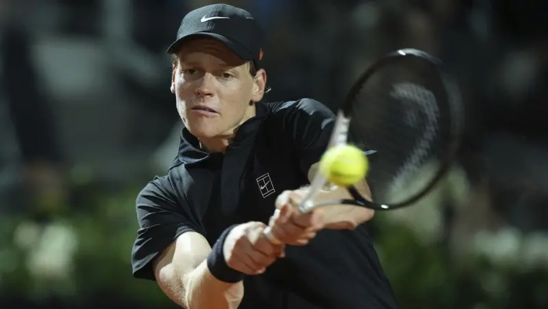 ▲義大利網球公開賽（Italian Open）世界球王Jannik Sinner日前才上演關懷對手的暖心戲碼，贏得比賽也贏得人心，今（14）日趁勝追擊，以7：6、6：3打敗阿根廷好手Francisco Cerundolo拿下三連勝，順利闖入8強。（圖／美聯社／達志影像）