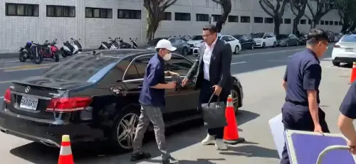 創意私房案二審開庭 黃子佼和解15人後首度現身 ▲黃子佼出庭仍是同一件藍色改良式青年裝(圖/翻攝畫面)