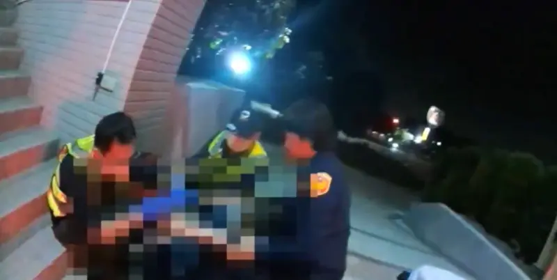 ▲女車手過度緊張癱軟 女所長秒變救援隊長接住癱軟嫌犯！（圖/記者鄧力軍翻攝）