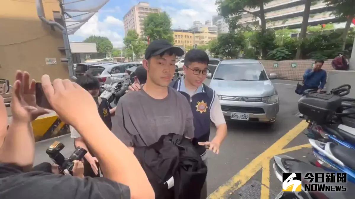 ▲陳大天涉嫌閃兵，上銬移送檢方複訊（圖／翻攝畫面）