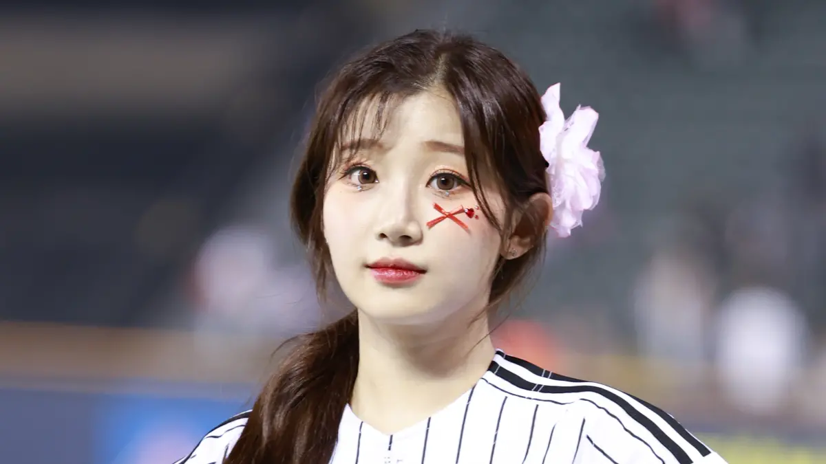 ▲韓國超人氣啦啦隊女神李珠珢昨（13）日在韓國首爾蠶室棒球場應援，結束工作後在停車場遭遇「韓國瘋狂球迷」包圍，目擊者向《NOWnews今日新聞》還原當下混亂狀況，而女神後續心情也曝光了。（圖／讀者提供）