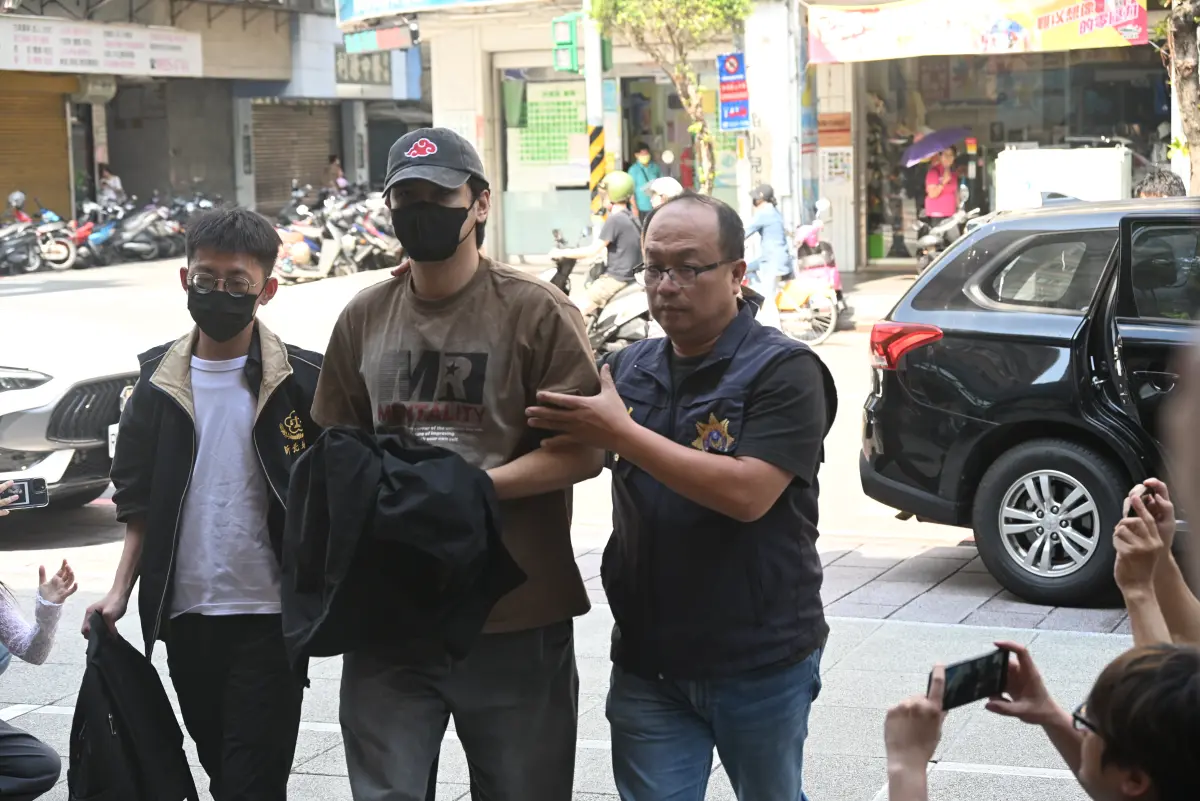 ▲新北市警方追查「藝人閃兵案」總共拘提7人到案，堪稱此波最大咖藝人陳零九，下午抵達永和分局。（圖／記者林調遜攝）