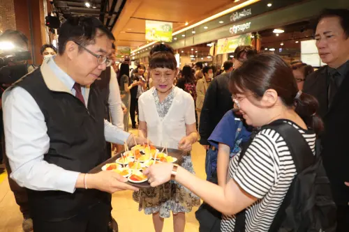 ▲今天簽約儀式結束後,現場隨後展開試吃及展售活動,果香撲鼻、人氣沸騰。與會嘉賓也一一品嚐來自台南的新鮮水果,對其香甜口感讚不絕口。(圖/南市府提供) ▲今天簽約儀式結束後,現場隨後展開試吃及展售活動,果香撲鼻、人氣沸騰。與會嘉賓也一一品嚐來自台南的新鮮水果,對其香甜口感讚不絕口。(圖/南市府提供)