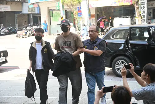 藝人陳零九在檢警陪同下抵達永和分局。(圖/記者林調遜攝) ▲藝人陳零九在檢警陪同下抵達永和分局。(圖/記者林調遜攝)