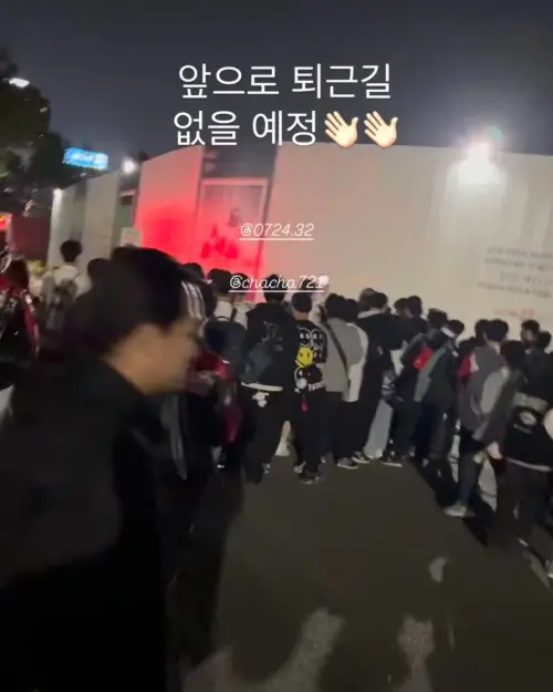 ▲不少失控球粉絲突破圍欄,將李珠珢與隊友的車包圍。(圖/翻攝自Threads) ▲不少失控球粉絲突破圍欄,將李珠珢與隊友的車包圍。(圖/翻攝自Threads)