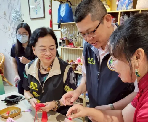 王艷老師親自指導,親手縫製粽子拼布香包,造型十分可愛喜氣。(圖/移民署提供) ▲王艷老師親自指導,親手縫製粽子拼布香包,造型十分可愛喜氣。(圖/移民署提供)