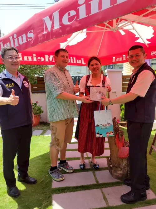 體驗傳統奧地利遊戲「敲木樁比賽」,獲勝者與黃若涵夫妻合影。(圖/移民署提供) ▲體驗傳統奧地利遊戲「敲木樁比賽」,獲勝者與黃若涵夫妻合影。(圖/移民署提供)