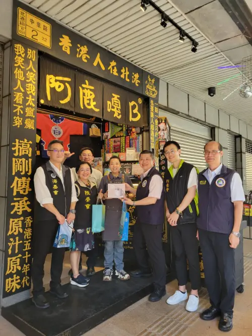 在陳淑慧特色店面前一同合影,留下美好的交流與關懷新住民的用心印記。(圖/移民署提供) ▲在陳淑慧特色店面前一同合影,留下美好的交流與關懷新住民的用心印記。(圖/移民署提供)