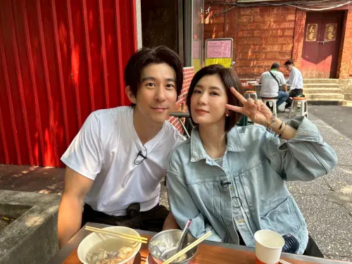 賈靜雯(右)到老公修杰楷的YT節目作客,爆料老公只會在鏡頭前買東西給她,私下嫌她物慾太重。(圖/修TIME提供) ▲賈靜雯(右)到老公修杰楷的YT節目作客,爆料老公只會在鏡頭前買東西給她,私下嫌她物慾太重。(圖/修TIME提供)