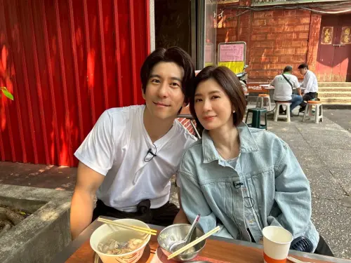 ▲賈靜雯（右）到老公修杰楷的YT節目作客，爆料老公只會在鏡頭前買東西給她，私下嫌她物慾太重。（圖／修TIME提供）