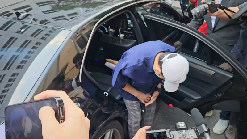 ▲藝人黃子佼高院開庭結束上車時，對媒體鏡頭鞠躬。（圖／記者劉松霖攝）