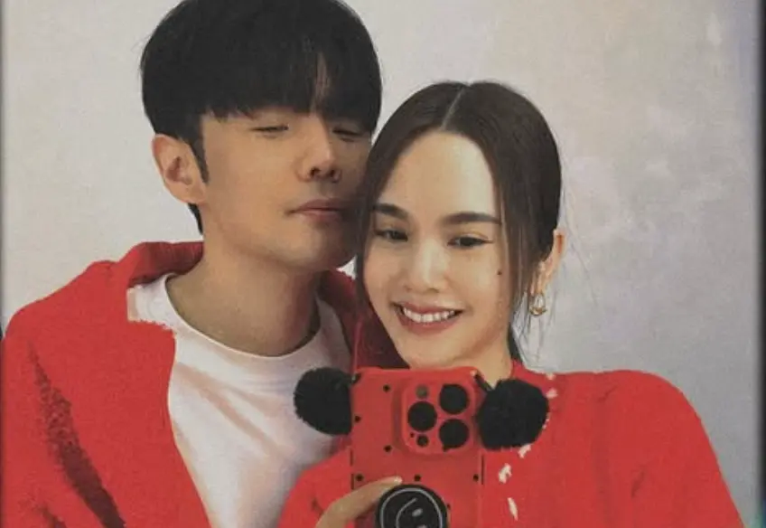 ▲楊丞琳（右）在IG曬出Q版婚紗照放閃李榮浩，他眼睛笑成2條線成亮點，這也是他們過的第11個生日了，相當浪漫。（圖／翻攝自微博）