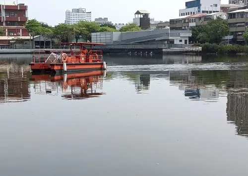 ▲環保局設置即時監控水質及現場影像設施,並在垃圾累積時立即進行河面太陽能船清除作業。(圖/南市府環保局提供) ▲環保局設置即時監控水質及現場影像設施,並在垃圾累積時立即進行河面太陽能船清除作業。(圖/南市府環保局提供)