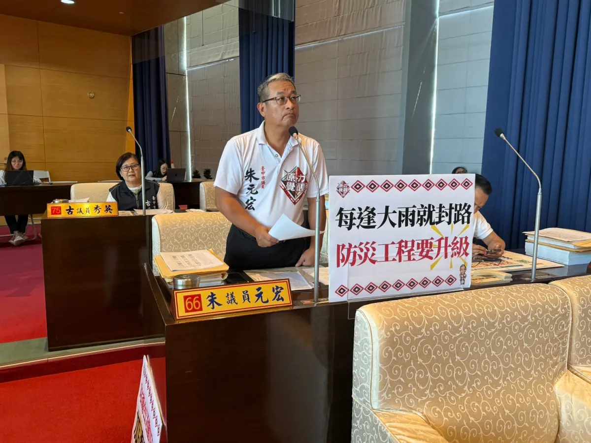 ▲議員朱元宏指出，梅雨鋒面影響，台8線77公里靈甫橋路段因泥流阻斷，他呼籲市府整合各權責機關，從預警監測、排水改善到明隧道可行性評估(圖／柳榮俊攝2025.5.14)