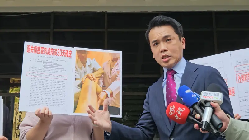 ▲黃仕翰律師出示翁素蕙傷勢照。(圖/記者劉松霖攝)
