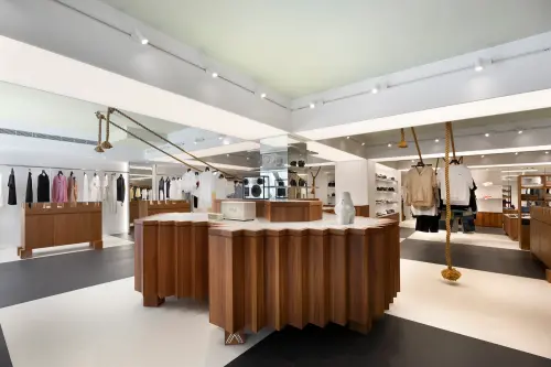 ▲ARTIFACTS全新店裝以吊繩結構作為衣桿設計，展現獨特空間美學。（圖／ARTIFACTS提供）