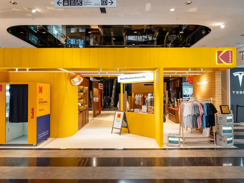 ▲韓國KODAK APPAREL柯達快閃店來了！台北新光三越A11開逛2025春夏Mailer攝影系列，必買帽子、襪款、彩虹系列全館95折，柯達拍貼體驗、打卡送膠捲鑰匙扣等開幕4大優惠一覽。（圖／KODAK APPAREL提供）