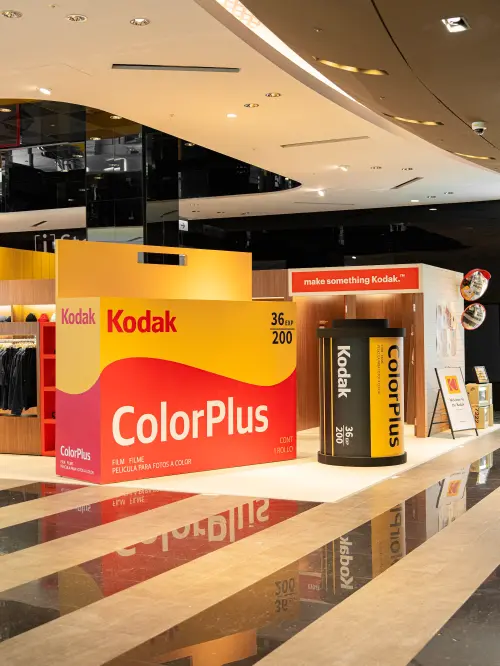 ▲柯達快閃店把巨大膠捲搬進百貨裡。（圖／KODAK APPAREL提供）