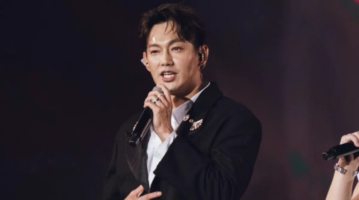 ▲藝人威廉（廖亦崟；如圖）、陳大天、陳零九等今（14）日受檢警調查閃兵案件並偵訊，針對威廉，同屬團體《棒棒堂》成員的廖允杰（小杰）稍早作出回應，表示不清楚相關細節，「請他們公司或他本人做回覆吧！」同場藝人馬力歐也表示跟陳大天、阿虎無私交，打趣撇清喊：「我有當兵！」（圖／翻攝自威廉臉書）