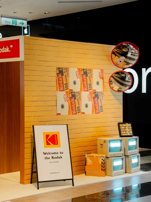 ▲還打造時下流行的街頭道路反射鏡，讓大家可以拍出SAY KODAK帥照。（圖／KODAK APPAREL提供）