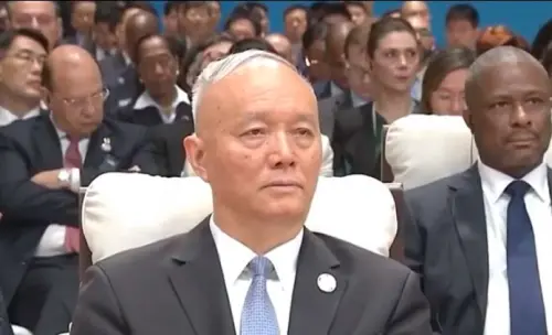 從《央視新聞》的現場轉播畫面可見,台灣邦交國海地外交部長蔣伯狄(圖右),就坐在中共中央政治局常委、中央書記處書記蔡奇左後方。(圖/翻攝自《中國央視》) ▲從《央視新聞》的現場轉播畫面可見,台灣邦交國海地外交部長蔣伯狄(圖右),就坐在中共中央政治局常委、中央書記處書記蔡奇左後方。(圖/翻攝自《中國央視》)