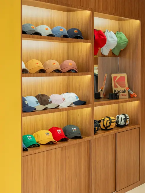 ▲韓潮必戴的帽子一定要再收一頂。（圖／KODAK APPAREL提供）