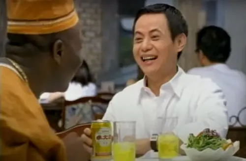 伊馮與台灣資深藝人蔡振南出演維大力汽水廣告,至今仍深植台灣人心中。(圖/翻攝YouTube@vitali128) ▲伊馮與台灣資深藝人蔡振南出演維大力汽水廣告,至今仍深植台灣人心中。(圖/翻攝YouTube@vitali128)