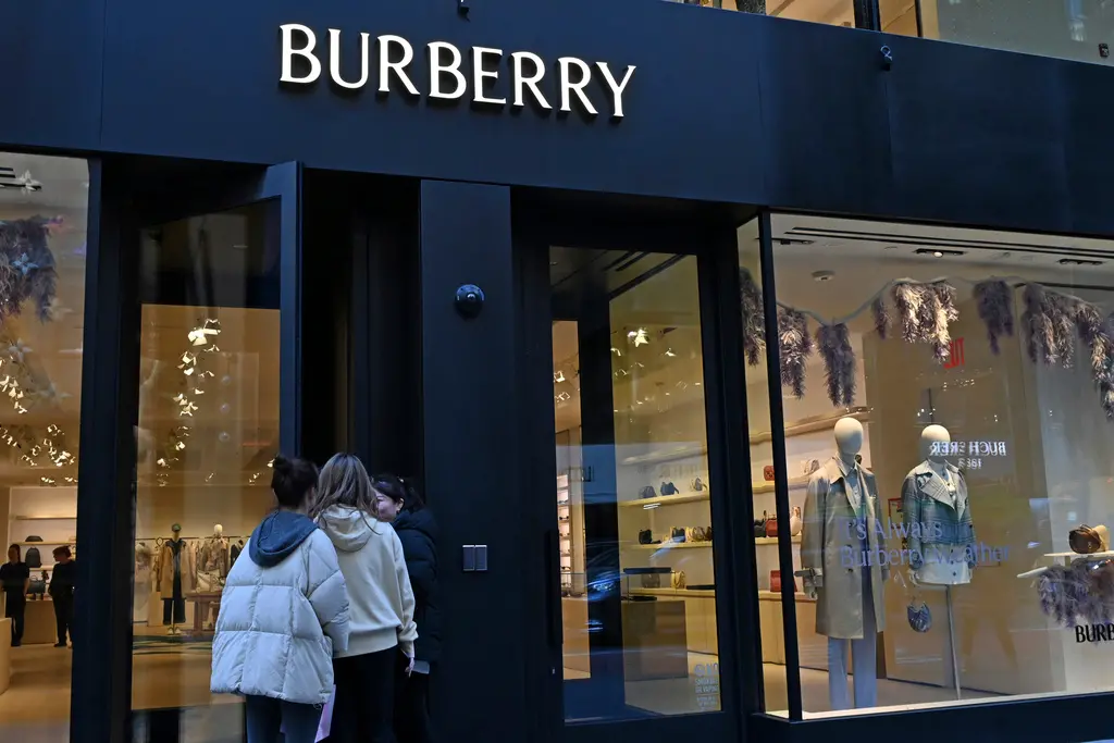 ▲英國知名奢侈品牌「Burberry」今（14）日宣布，為了扭轉困局，計畫實施一系列組織改革措施，預計將有1700名員工在2027年底前被裁員。（圖／美聯社／達志影像）