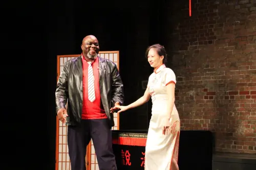 伊馮在因緣際會下成為「台灣第一位非裔相聲演員」。(圖/漢霖民俗/兒童說唱藝術團臉書) ▲伊馮在因緣際會下成為「台灣第一位非裔相聲演員」。(圖/漢霖民俗/兒童說唱藝術團臉書)