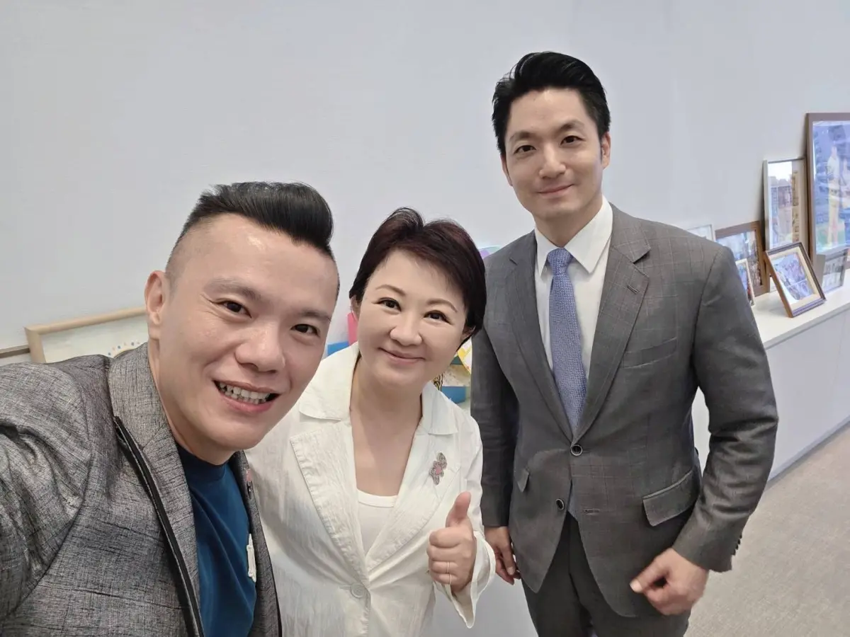 ▲蔣萬安盧秀燕「姊弟情深」之後，民眾黨中央委員江和樹秀出3人在市長室的合照。（圖／翻攝江和樹臉書，2025.05.14）