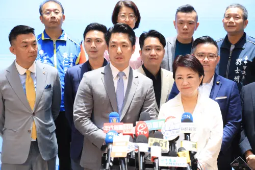 ▲蔣盧受訪時，三名面臨罷免危機的藍委在後一字排開。（圖／台中市政府提供，2025.05.14）