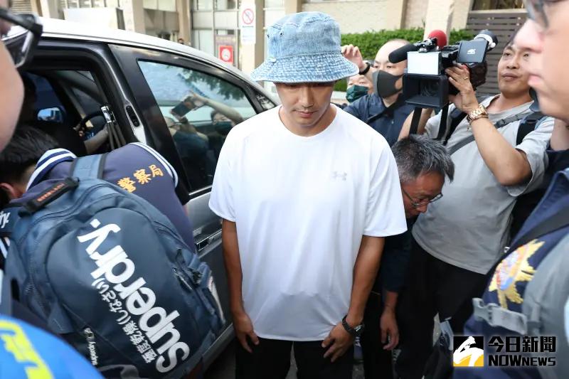 ▲棒棒堂威廉涉嫌逃兵，從綠島抵松山機場，全程低調不發一語，僅提醒記者要小心。