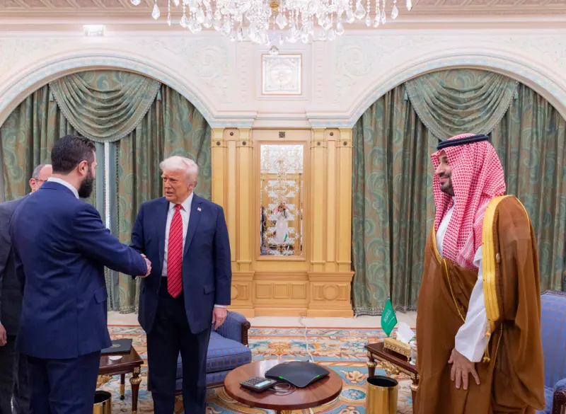 ▲美國總統川普（Donald Trump）1在沙烏地阿拉伯與敘利亞總統夏拉（Ahmed al-Sharaa）會談，沙烏地阿拉伯王儲沙爾曼（Mohammed bin Salman）在場陪同。（圖／美聯社／達志影像）