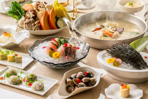 ▲春漁鮮饗宴以雙人套餐供應，除了主菜海鮮盛宴，亦包含三選一前菜、主廚手打的澎湖海菜蝦漿，以及十餘款當令在地山蔬等。（圖／業者提供）