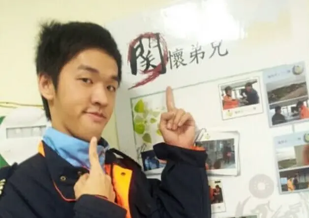 ▲藝人王大陸日前因逃避兵役而引爆風波，讓綜藝節目《瘋神無雙》的多位班底受關注，班底之一的香蕉（如圖）今（14）日曬出帥氣軍裝照，自證不是閃兵的一員，並表示自己還曾獲頒模範海巡勳章肯定，引發粉絲狂讚。（圖／香蕉 IG）