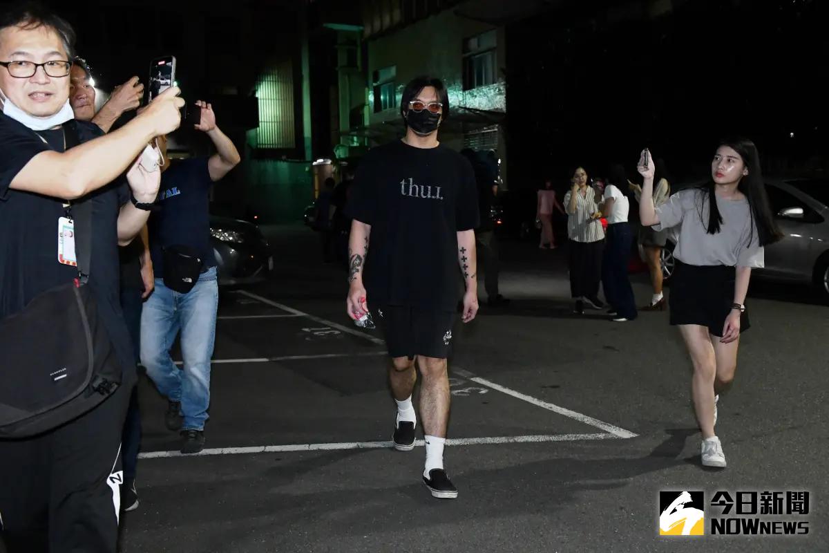 ▲棒棒堂李銓捲入閃兵案，今(14)日以15萬交保，並在晚間步出新北檢。(攝影／林柏年)