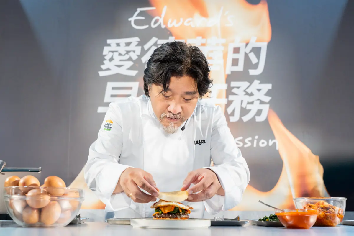 ▲因為黑白大廚節目而爆紅國際的愛德華·李主廚，受拉亞漢堡邀請來台，推出「Edward Lee 帶著走韓式拌飯米堡」等4款早餐，最低60元吃到。（圖／拉亞漢堡提供）