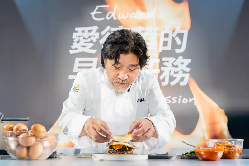 ▲因為黑白大廚節目而爆紅國際的愛德華·李主廚，受拉亞漢堡邀請來台，推出「Edward Lee 帶著走韓式拌飯米堡」等4款早餐，最低60元吃到。（圖／拉亞漢堡提供）