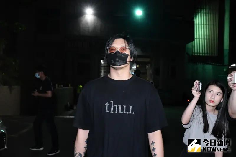▲李銓14日晚間交保後帶著口罩離開地檢署。(圖/記者林柏年攝)