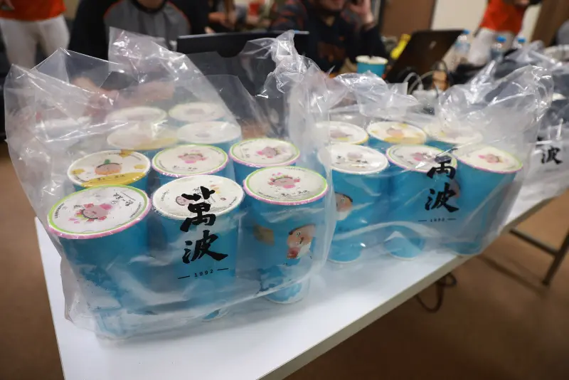 ▲古林睿煬上週日在日職演出完封勝，今日請統一獅隊友喝飲料，改訂「萬波」。（圖／記者葉政勳攝）