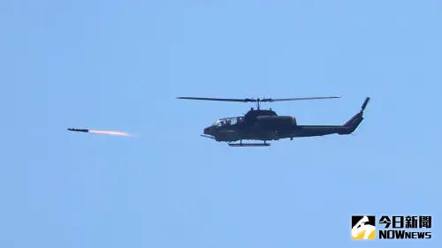 ▲AH-1W超級眼鏡蛇發射地獄火飛彈，精準命中靶標。（圖／記者莊全成攝，2025.05.14）