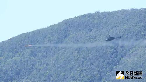 ▲OH-58D戰搜直升機發射地獄火飛彈，精準命中靶標。（圖／記者莊全成攝，2025.05.14）