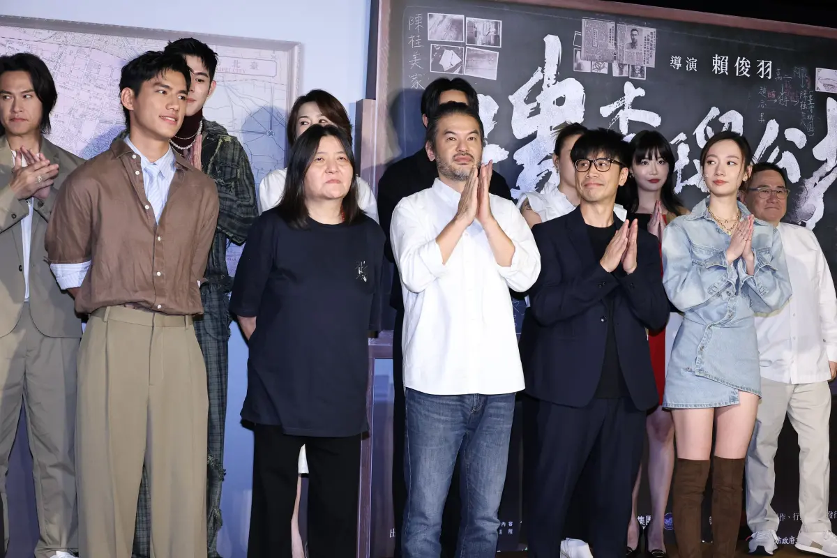 ▲朱軒洋（左1）和吳卓源（右1）今（14）日出席電影《搜查瑠公圳》首映會，也是兩人劈腿風波後首度同框，中間還站著3人，深怕模糊焦點。（圖／嚴俊強攝）