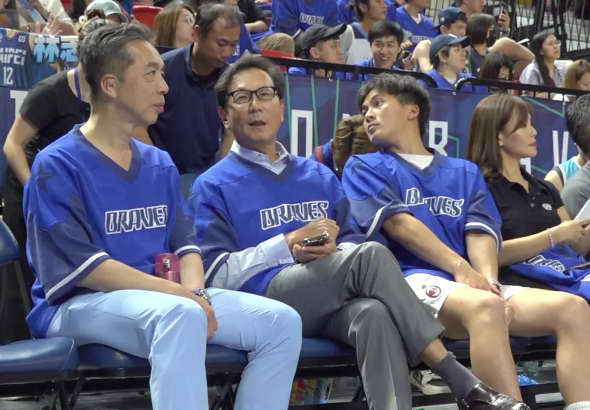 ▲P. LEAGUE+今（14）日進行總冠軍賽G4，由富邦勇士在主場和平籃球館對決桃園璞園領航猿，富邦集團董事長蔡明忠、富邦金控董事長蔡明興親自領軍，希望球隊能在主場戰勝強敵，取得3：1領先。（圖／記者吳忠育攝）