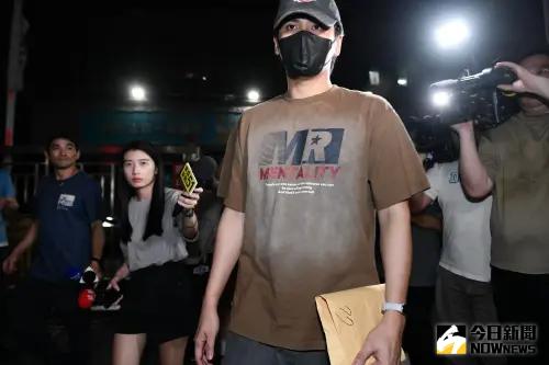 ▲ 藝人陳零九捲入王大陸逃兵案，晚間30萬交保、步出新北檢。（攝影／林柏年）