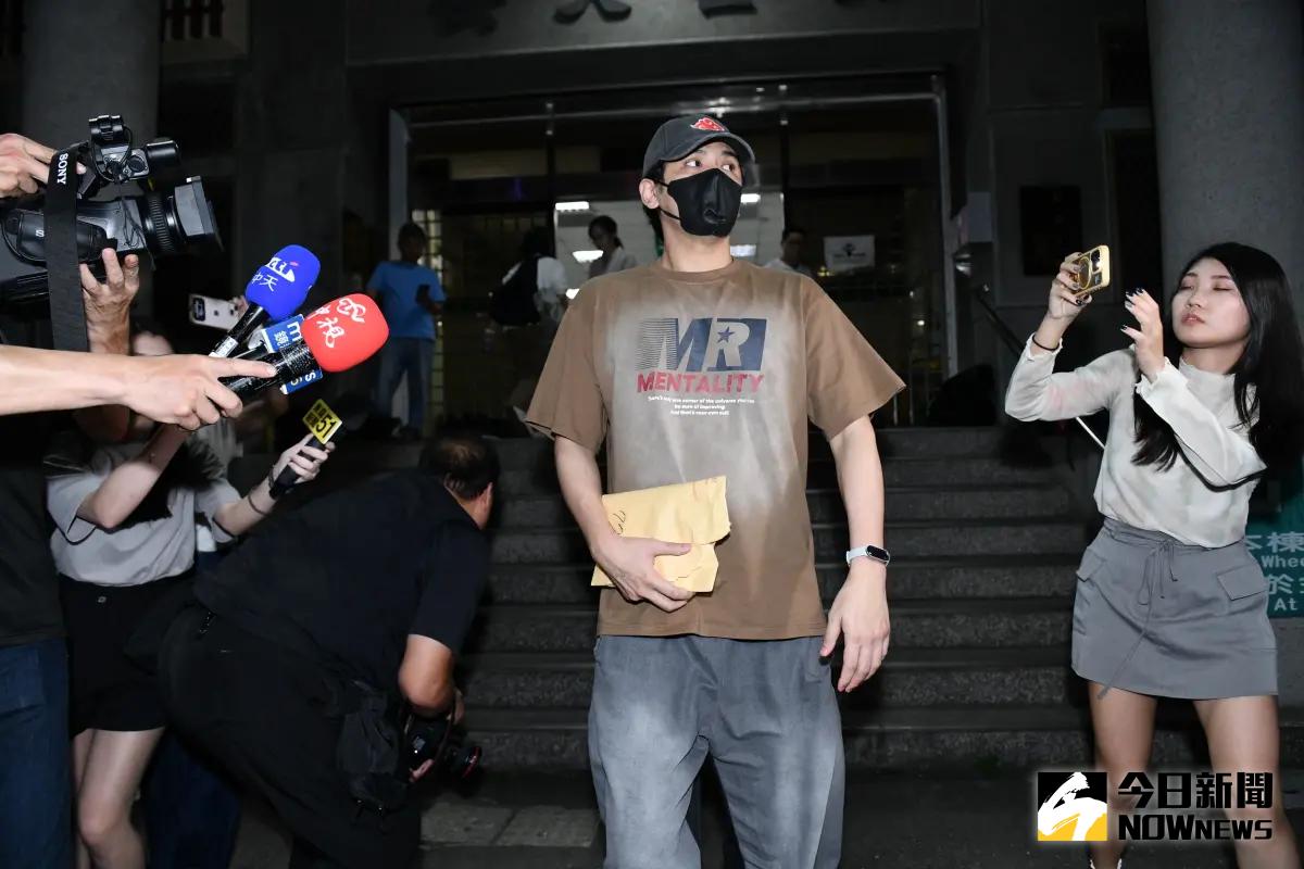 ▲藝人陳零九捲入逃兵案，晚間步出新北檢、以30萬元交保。
