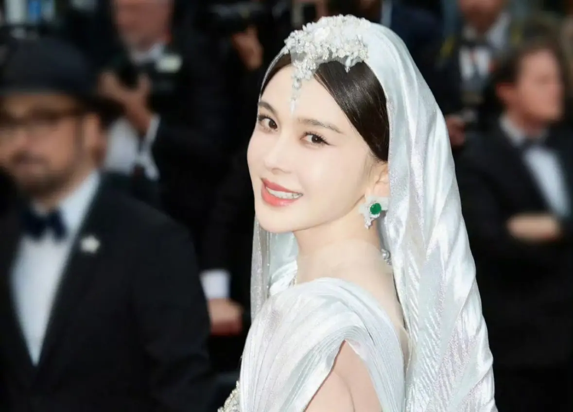 ▲大陸女星趙櫻子（如圖）近日身穿銀色透視禮服出席坎城影展，遭傳疑違反主辦方下達的「禁裸令」，被工作人員請離，對此，趙櫻子也反駁表示「那手勢是裡面請」。（圖／微博）