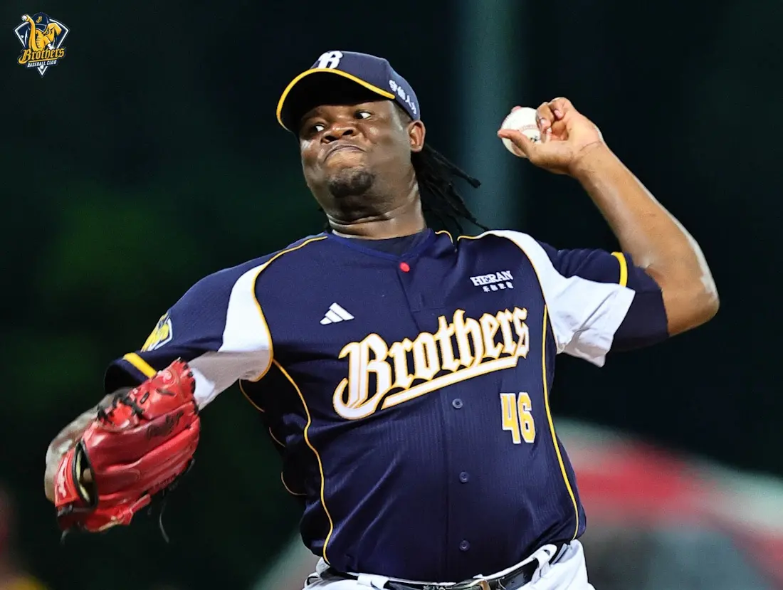 ▲中信兄弟德保拉本戰先發主投8局無失分奪勝，中職生涯累積70勝，正式追平隊史洋投最多勝紀錄，當被問到是否有意願挑戰成第3位達成「羅力條款」洋投時，德保拉直言不想，並笑說9年才能獲得本土資格實在太久了，他也給出建言，認為此條款應該要放寬到6年。（圖／中信兄弟提供）